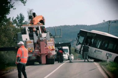 SUDAR AUTOBUSA I TAKSIJA! Stravična saobraćajna nesreća - 13 putnika poginulo na licu mesta!