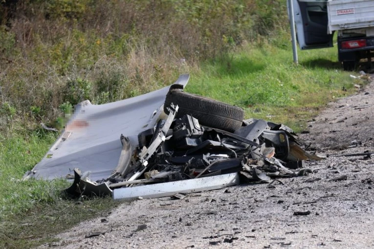 KRV SE PROLILA PUTEM! Stravičan sudar automobila i kamiona, poginulo ŠEST OSOBA! Među njima i TROJE DECE
