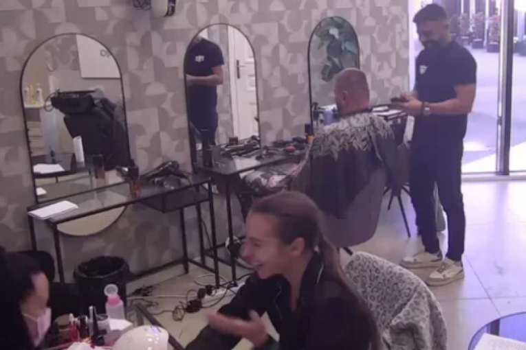 Janjuš besni na Saru