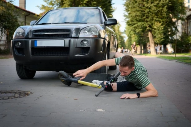 STRAŠAN SUDAR AUTOMOBILA I ELEKTRIČNOG TROTINETA! Povređene dve mlađe osobe!