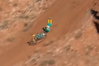 UZNEMIRUJUĆE: Sportista se survao s litice, pa ležao nepomično pola sata - horor scene i šokantan kraj! (VIDEO)