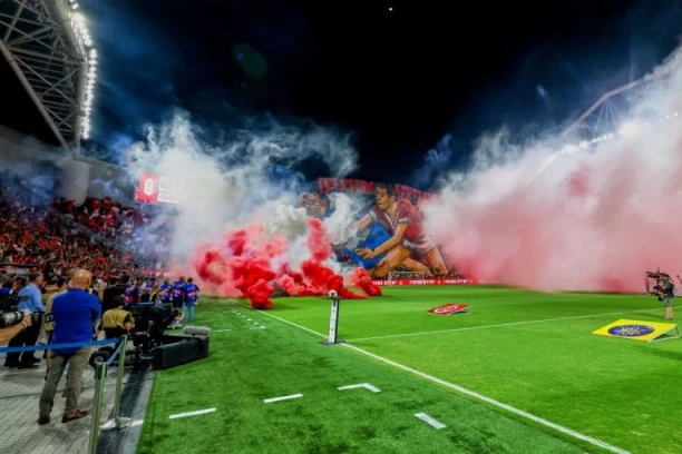 KRVAVI DERBI: Fudbalski teren pretvoren u bojište - veliki broj povređenih i privedenih! (VIDEO)