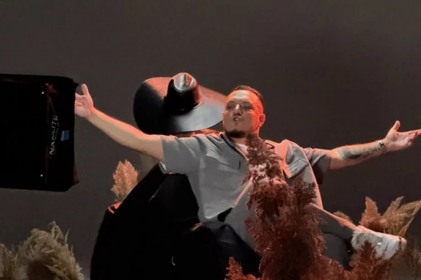 EKSKLUZIVNI KADROVI SA SNIMANJA SPOTA: Gastoz i Vanja Mijatović izbacuju duet - EVO KAKO SVE IZGLEDA IZA KAMERE! (VIDEO, GALERIJA)