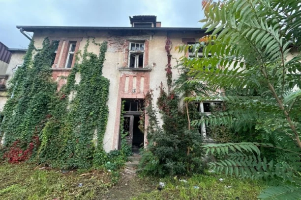 KUĆA STRAVE U CENTRU ČAČKA! Građani su užasnuti zbog dece: "U NJOJ SU PRONAĐENA BEŽIVOTNA TELA" (FOTO)