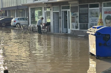 POTOP U NOVOM PAZARU! Voda prodire u lokale i stanove, građani se snalaze kako znaju i umeju: "SVE SE SLIVA KA NAŠIM KUĆAMA!" (FOTO)