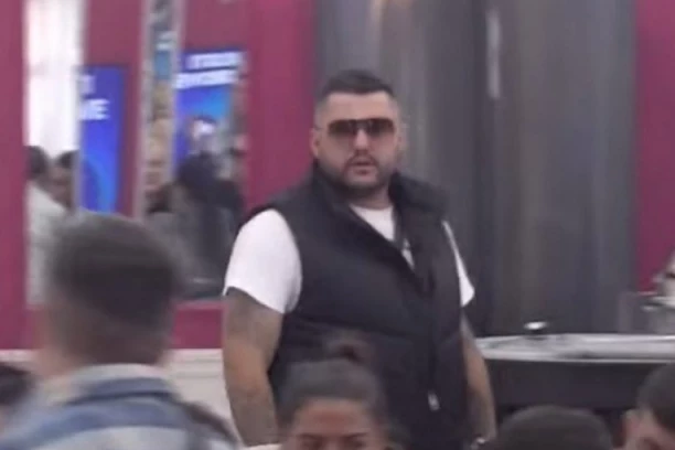 BOG MU UZEO NAJMILIJE, A DAO MU DETE! Zbog ove informacije IZBIO KURCŠLUS u "Eliti", STVAR SE OTELA KONTROLI! (GALERIJA)