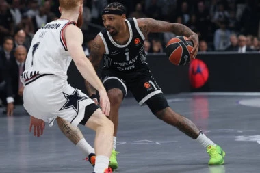 GROBARI SE HVATAJU ZA GLAVU: Ovako je Karlik Džons napustio dvoranu posle povrede! (VIDEO)