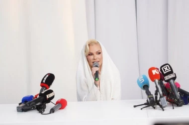 NATAŠA BEKVALAC SVA U BELOM NA PROMOCIJI NOVOG ALBUMA: Ovo je mama! (GALERIJA, VIDEO)