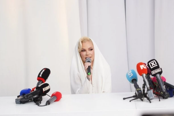 NATAŠA BEKVALAC SVA U BELOM NA PROMOCIJI NOVOG ALBUMA: Ovo je mama! (GALERIJA, VIDEO)