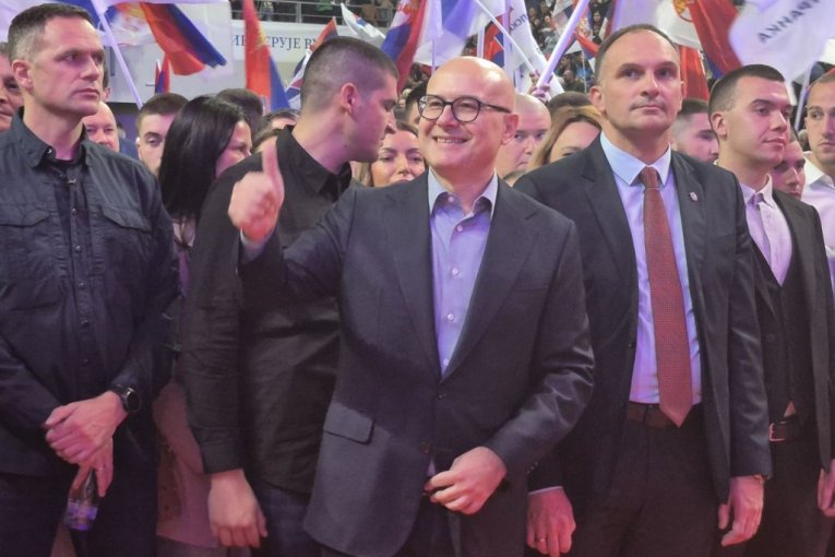 SRBIJA MASOVNO PORUČILA DA HOĆE NORMALAN ŽIVOT: Lider SNS Miloš Vučević u Požarevcu na skupu protiv blokada