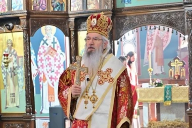 “KAD SAM ĆUTAO – NIKAD SE NISAM POKAJAO, A KAD GOD SAM GOVORIO – UVEK SAM SE KAJAO”: Odjek poruke vladike Jovana iz kragujevačkog hrama Svetog Save