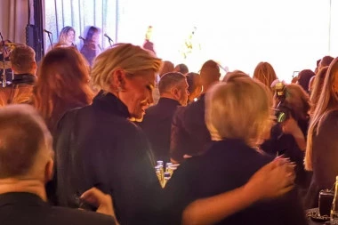 MAJKA NATAŠE BEKVALAC GRCA U SUZAMA ZBOG ĆERKE! Emotivan prizor, evo ko je tešio! (VIDEO)