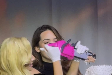 NATAŠA BEKVALAC DOHVATILA MOTORNU TESTERU, NA BINU ODMAH SKOČILA ĆERKA! Haos na promociji! (VIDEO)