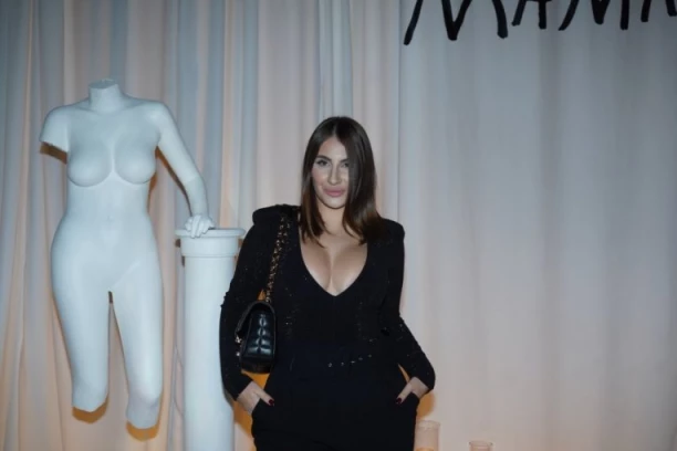 ŠOK! Naša pevačica raskinula, presekla preko noći: Nije mogla više da izdrži!