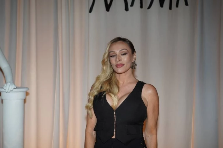 PORODIČNA IDILA ANABELE ATIJAS! 51. rođendan proslavila s ćerkama i unukama, zavirite na njeno slavlje! (VIDEO)