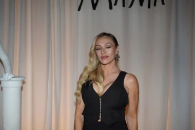 PORODIČNA IDILA ANABELE ATIJAS! 51. rođendan proslavila s ćerkama i unukama, zavirite na njeno slavlje! (VIDEO)