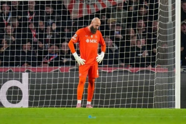 VANJA SE OBRUKAO U AJNDHOVENU! Ubedljiv poraz Napolija, "sveci" u Leverkuzenu brojali do sedam!