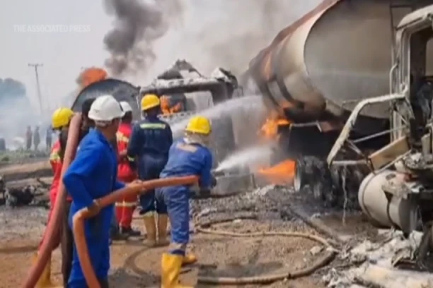 EKSPLOZIJA CISTERNE S NAFTOM: Više od 30 ljudi izgorelo do neprepoznatljivosti (UZNEMIRUJUĆI VIDEO)