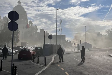 POŽAR ISPRED SKUPŠTINE SRBIJE! Gori šator, gust crni dim kulja, IMA POVREĐENIH! (FOTO)