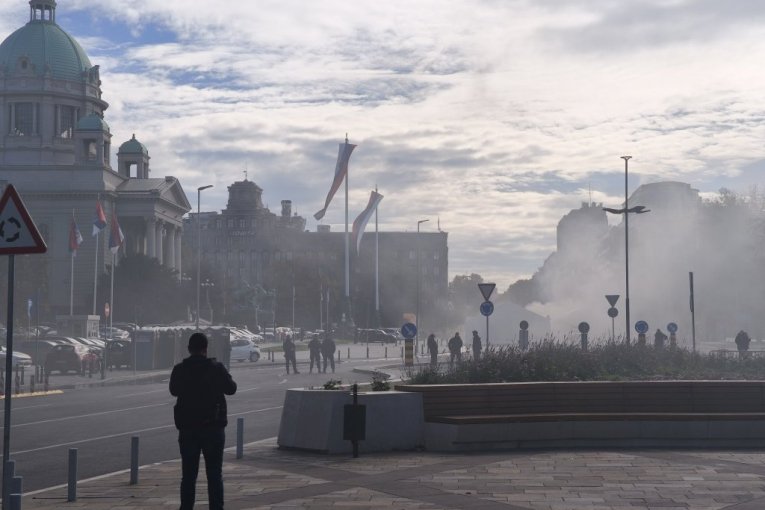 Požar ispred Skupštine