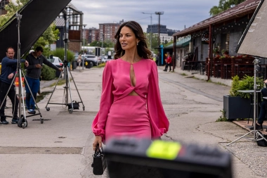 DEKOLTE U PRVOM PLANU! Danijela Dimitrovska GRMI na crvenom tepihu na premijeri filma "Povratak Žikine dinastije"! (VIDEO)