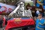 SAHRANJEN NEBOJŠA PAVKOVIĆ! Ćerka u suzama, nakon počasne paljbe Vojska Srbije predala sinu generala počasnu srpsku zastavu! (FOTO,VIDEO)