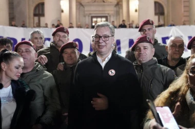 MI MORAMO DA SAČUVAMO MIR! Predsednik Vučič POSLAO JASNU PORUKU ljudima ispred Skupštine: Oni su nam pokazali koliko su neodgovorni (FOTO)