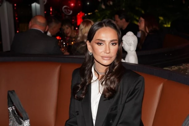 VELIKA TAJNA EMINE JAHOVIĆ OBELODANJENA: Iz porodičnog doma otkriveno sve, pevačica OVO više ne može da krije!