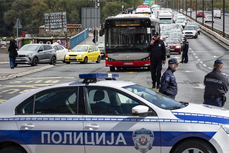 Cover image for LANČANI SUDAR NA BRANKOVOM MOSTU! Povređen muškarac (35), stvaraju se gužve!