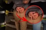 "VRAČARAC" PRILIKOM HAPŠENJA POKAZAO TRI PRSTA! Šokantno ponašanje uhapšenog pripadnika klana tokom sprovođenja! (VIDEO)