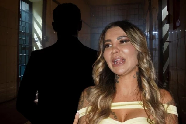 ULAZAK OVE OSOBE ĆE SVIMA DA POMRSI KONCE! Aneli ne sluti šta se sprema - JOŠ JEDAN AHMIĆ STIŽE U BELU KUĆU!