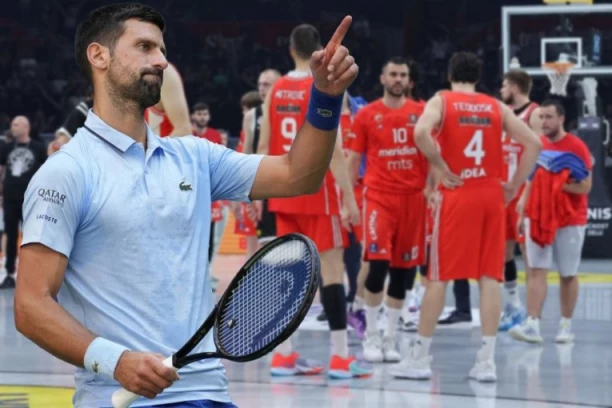 NAJVEĆI JE STIGAO U ARENU: Novak Đoković opet bodri svoju Crvenu zvezdu - sa njim je još jedna legenda! (VIDEO)