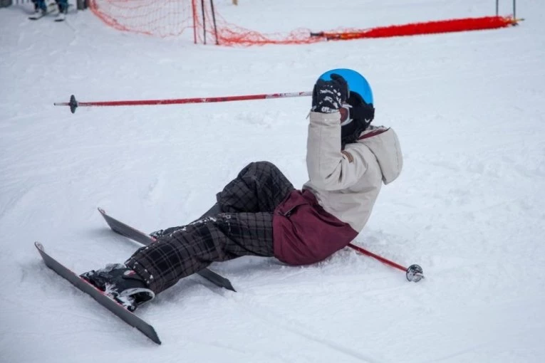 DEVOJČICA (10) IZ SRBIJE PROPALA KROZ PUKOTINU U GLEČERU! Pala u ponor od šest metara! JEDVA JE SPASIOCI IZVUKLI! (FOTO)