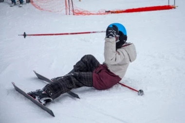 DEVOJČICA (10) IZ SRBIJE PROPALA KROZ PUKOTINU U GLEČERU! Pala u ponor od šest metara! JEDVA JE SPASIOCI IZVUKLI! (FOTO)