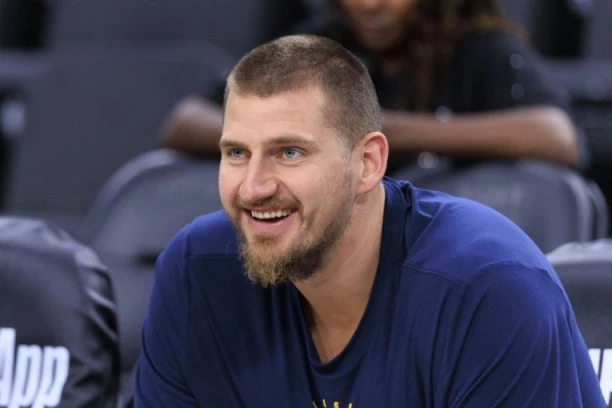 NESVAKIDAŠNJI STAJLING NIKOLE JOKIĆA! Srbin oduševio odevnom kombinacijom (VIDEO)