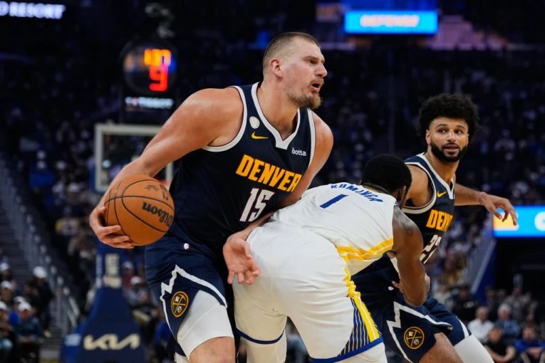 Nikola Jokić gađao maskotu! Urnebesna scena u Denveru (VIDEO)