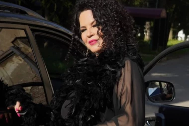 MAJKU POZNATE PEVAČICE ZAKLALI NA KUĆNOM PRAGU, NJENE KOSTI TRAŽI I DANAS! Strahuje da telo nikada neće pronaći, ova scena je razara!