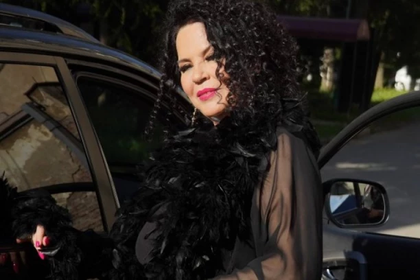 MAJKU POZNATE PEVAČICE ZAKLALI NA KUĆNOM PRAGU, NJENE KOSTI TRAŽI I DANAS! Strahuje da telo nikada neće pronaći, ova scena je razara!