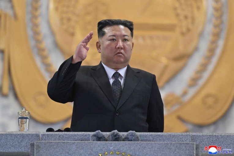 KIM NA APARATIMA: Isplivala DUGO ČUVANA TAJNA o poreklu njegove majke!