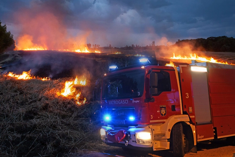 PLJUŠTE KAZNE ZBOG SRPSKIH NJIVA! Poljoprivrednici uhvaćeni kako spaljuju strnjiku na 70 lokacija!