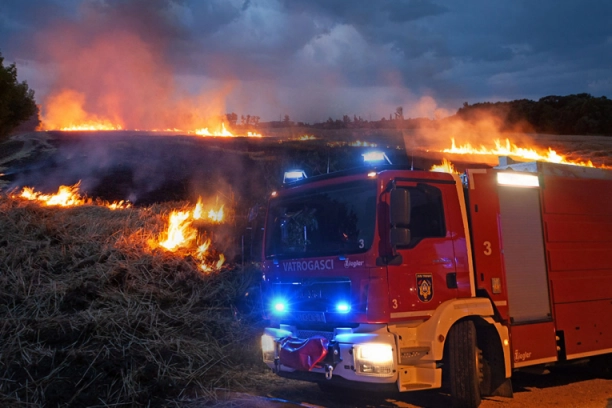 PLJUŠTE KAZNE ZBOG SRPSKIH NJIVA! Poljoprivrednici uhvaćeni kako spaljuju strnjiku na 70 lokacija!