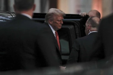 NOŽEVI NA STOLU, TRAMP U ŠOKU! Skandalozan propust tajne službe: Demonstranti prišli predsedniku dok je sedeo u restoranu! (VIDEO)