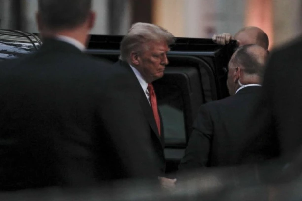 NOŽEVI NA STOLU, TRAMP U ŠOKU! Skandalozan propust tajne službe: Demonstranti prišli predsedniku dok je sedeo u restoranu! (VIDEO)