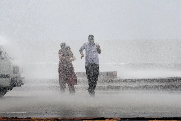 SNAŽNA OLUJA BRIŠE SVE PRED SOBOM! Otkazuju se letovi na aerodromima, izlivaju se reke (VIDEO)