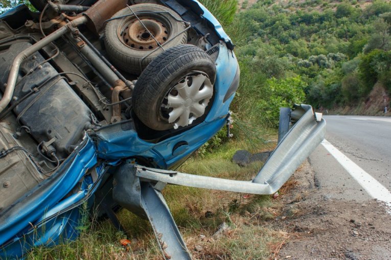 FOUR GIRLS SERIOUSLY INJURED! Car veered off the road and ended up on its roof! (PHOTO)