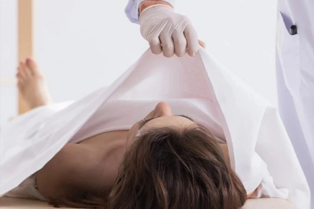 TUŽILAŠTVO UTVRĐUJE KAKO JE UMRLA PACIJENTKINJA U BOLNICI! Našli je mrtvu na podu sobe: Naložena OBDUKCIJA!