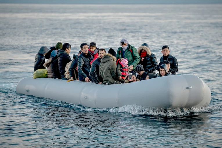 STRAVIČAN BRODOLOM U SREDOZEMLJU! Prevrnuo se čamac sa migrantima, najmanje 53 poginulih ili nestalih, među kojima i dve BEBE!