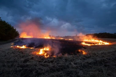 JEDAN TRENUTAK NEPAŽNJE JE POTREBAN DA VATRA IZMAKNE KONTROLI: Iz MUP apeluju na građane da ne pale travu i nisko rastinje! (VIDEO)