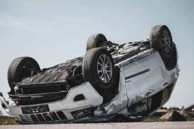 AUTOMOBIL POKOSIO PARKIRANA VOZILA, PA ZAVRŠIO NA KROVU! Pogledajte snimak bizarne nesreće u Kragujevcu! (VIDEO)