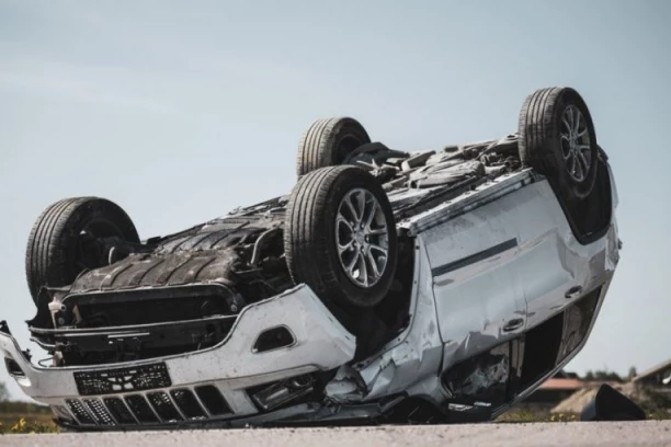 MLADIĆ POGINUO U STRAVIČNOJ NESREĆI! Stradao prilikom prevrtanja vozila, a suvozač teško povređen!